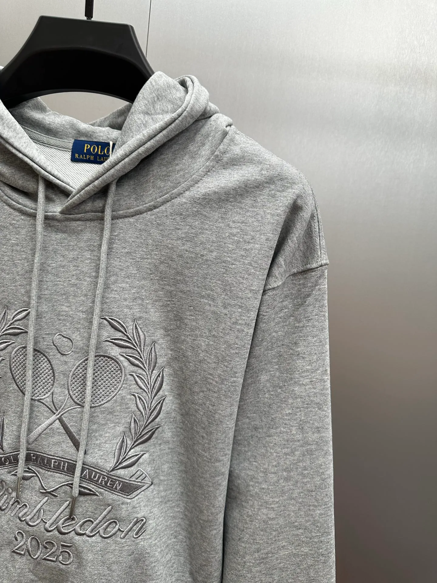 P280 RalphLauren/Ralph Lauren 2025 new autumn and winter large embroidered hooded sweatshirt Ralph Lauren's age-reducing item, the coat fabric is made of 60% cotton ➕40% polyester, which not only retains the softness, comfort and breathability of cotton, but also adds the wear resistance and wrinkle resistance of polyester fiber, making the clothes more durable and easy to care for. Even in slightly cooler weather, you won't feel stuffy when wearing it. This kind of fabric has a natural crisp feel and is not easy to pill or deform. Hooded design effectively improves thermal insulation performance. The embroidery on the chest and the fabric are of the same color. The colors are full, three-dimensional and lifelike, adding a bit of liveliness and interest to the whole sweatshirt. There is no pressure to dress, regardless of age or gender. Complete accessories!  Color: navy blue, black, gray size: S-xL